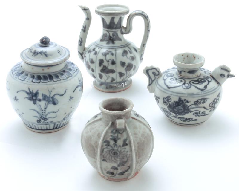 (4) Chinese Ming blue and white porcelain pots (1 of 4)
