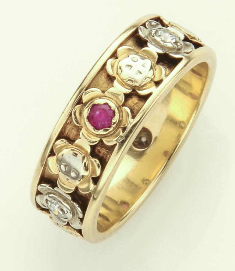 14K Gold & diamond ring. (1 of 3)