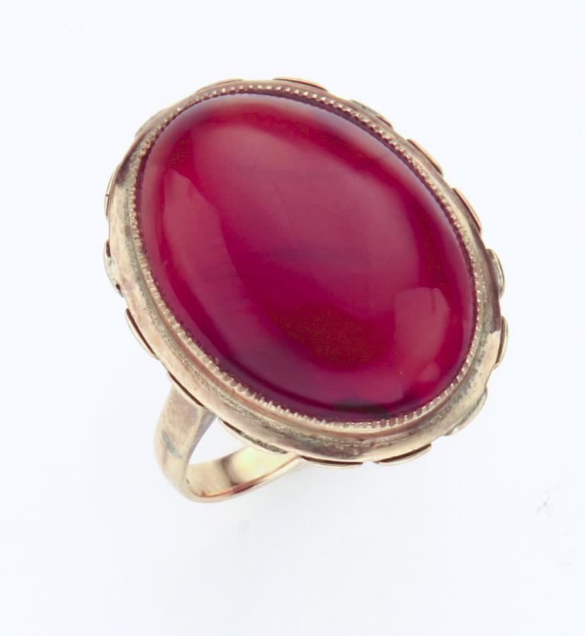 18K yellow gold and carnelian ring.: 18K yellow gold and carnelian ring. Stamped, "18K". PROVENANCE: From the Collection of Wei Yuan Hsueh and Emily Hsueh, Dallas, Texas. Owners of the former Oriental Art Shop in Dallas, Texas. Mr. Hsueh