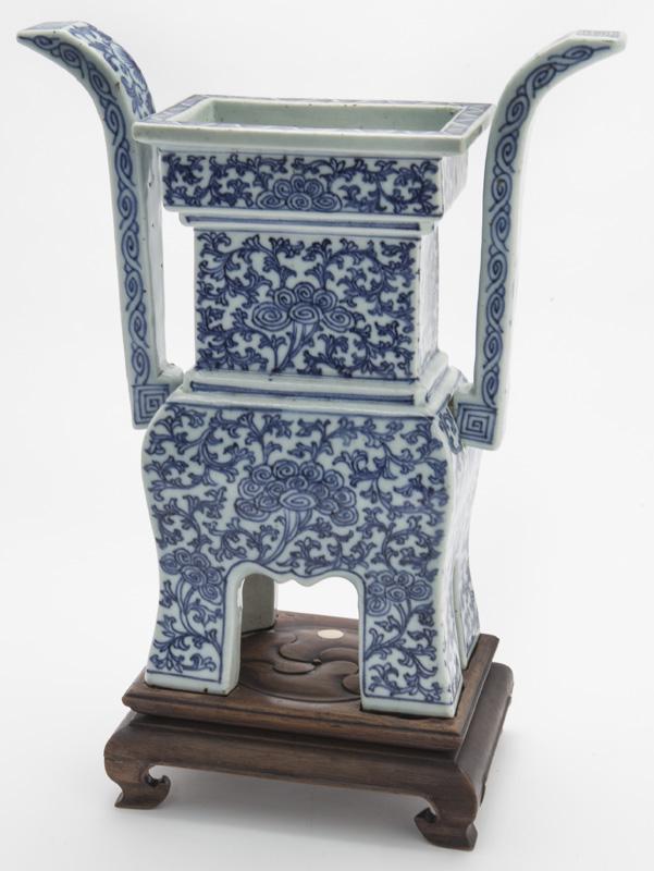 Chinese Qing blue & white porcelain incense burner (1 of 8)