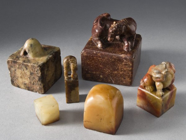 (6) Chinese Qing carved soapstone seals including: (6) Chinese Qing carved soapstone seals including: (1) with a foo-lion top, signed by Qiutang, description of seal reads "Wanwu Shiqing"; (1) which reads "Yaopu LuYangui Jiacang Jin Shi; (1) with an e
