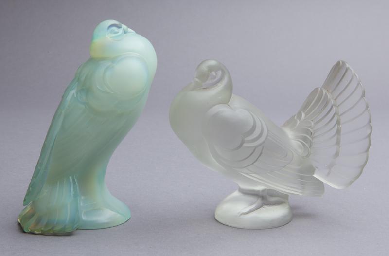 (2) Sabino glass birds,: (2) Sabino glass birds, including: (1) opalescent and (1) frosted. Each marked to underside for Sabino. Tallest: 6.5"H,
