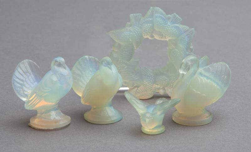 (5) Sabino opalescent glass bird figures.: (5) Sabino opalescent glass bird figures. Each marked for Sabino. Tallest: 1.5"H,