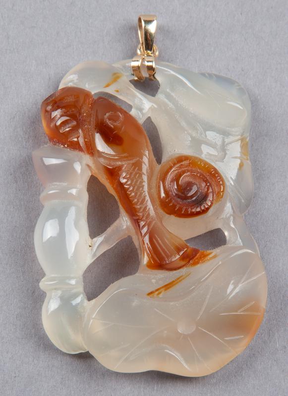 Chinese Qing Su Zhou school carved agate pendant, (1 of 7)