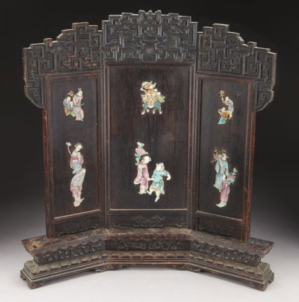 Chinese porcelain mounted rosewood table screen de: Chinese porcelain mounted rosewood table screen depicting figures in a landscape. 21"H, Circa - Late 19th - Early 20th C.