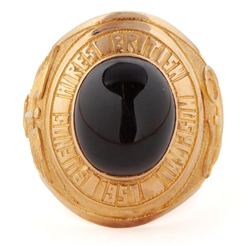 18K gold ring with cabochon onyx,: 18K gold ring with cabochon onyx, from Buenos Aires British Hospital. Marked "18K". Weight: 8.3 grams. Ring size: 6.5.