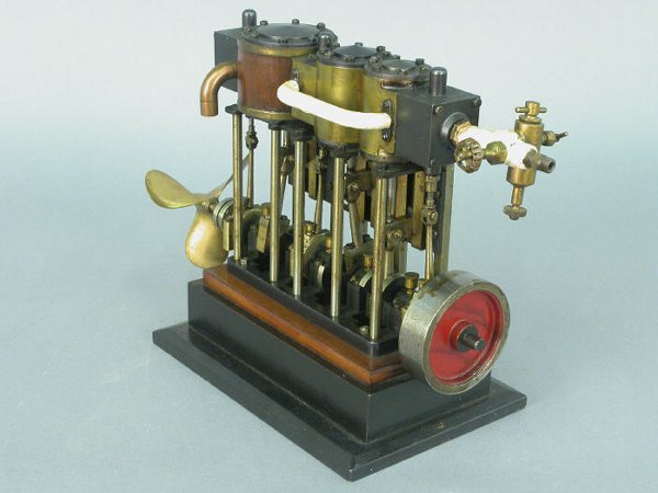 Model steam engine with four pistons and - 2