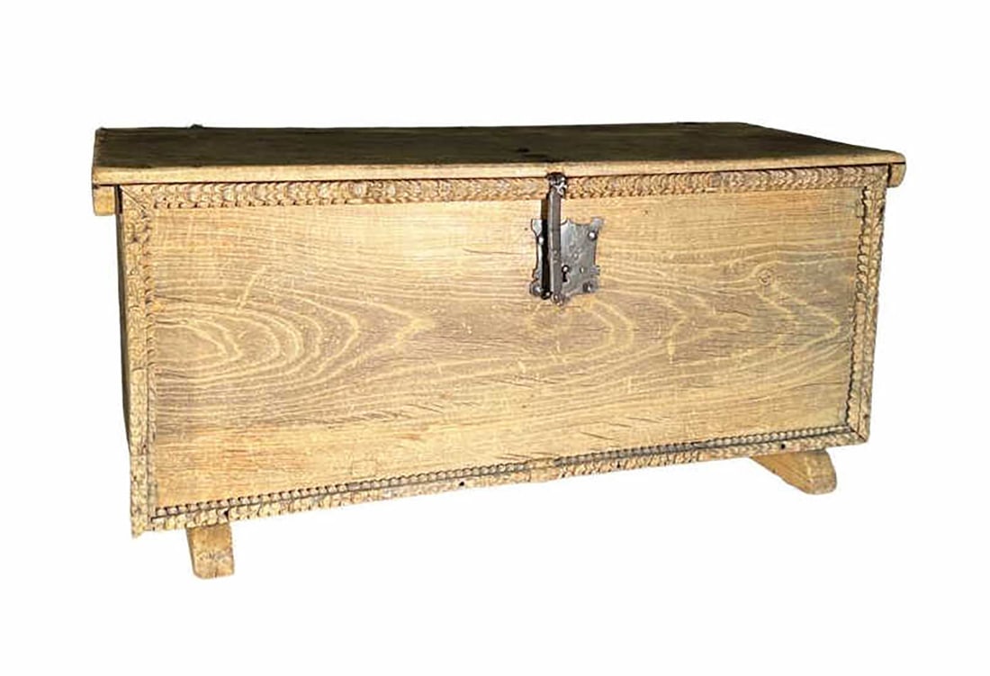 17TH C. PINE SPANISH TRUNK - DOWERY (1 of 7)