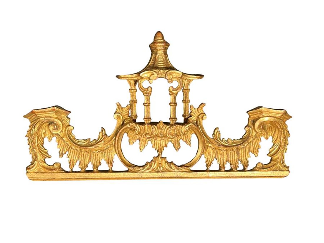 DECORATIVE ARCHITECTURAL CARVING: DECORATIVE ARCHITECTURAL CARVING - ITALIAN GILT CARVED CROWN (71) 31 X 16 X 10
