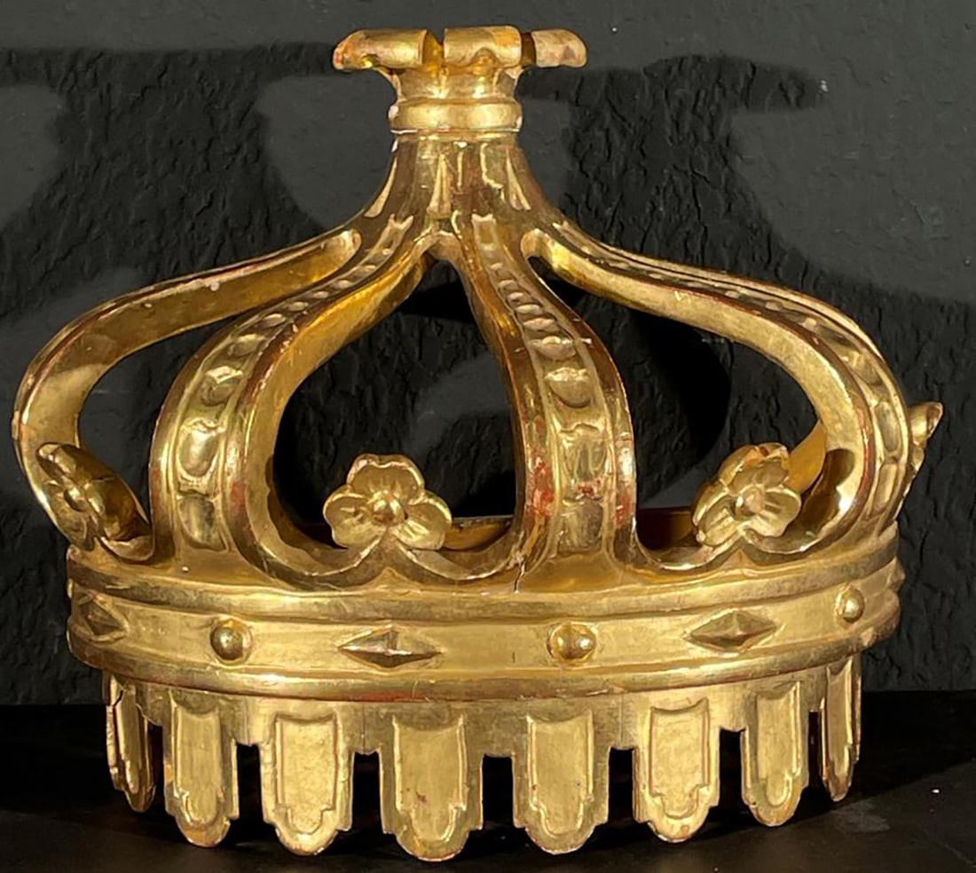 ANTIQUE GILT CARVED WALL CROWN: ANTIQUE WOODEN GILT WALL CROWN. MEASURING 7.5 X 9.5"