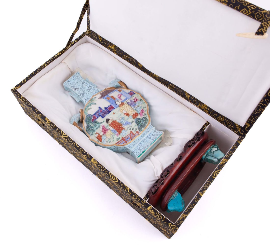 Chinese Qing Famille Rose Porcelain Vase. (1 of 11)