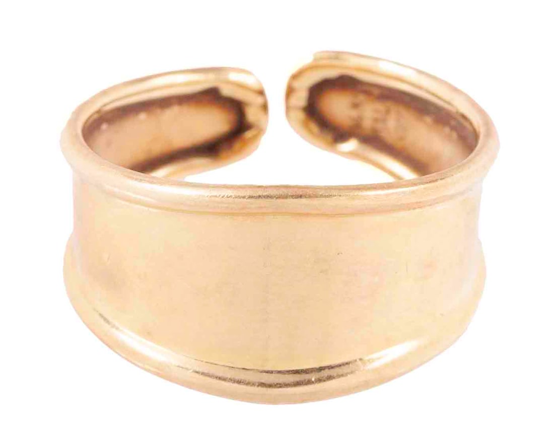 Ladies Hammered Cigar Band Ring: 14 ct. yellow gold, italian made. Size 5.5 Weight 1.7 gr