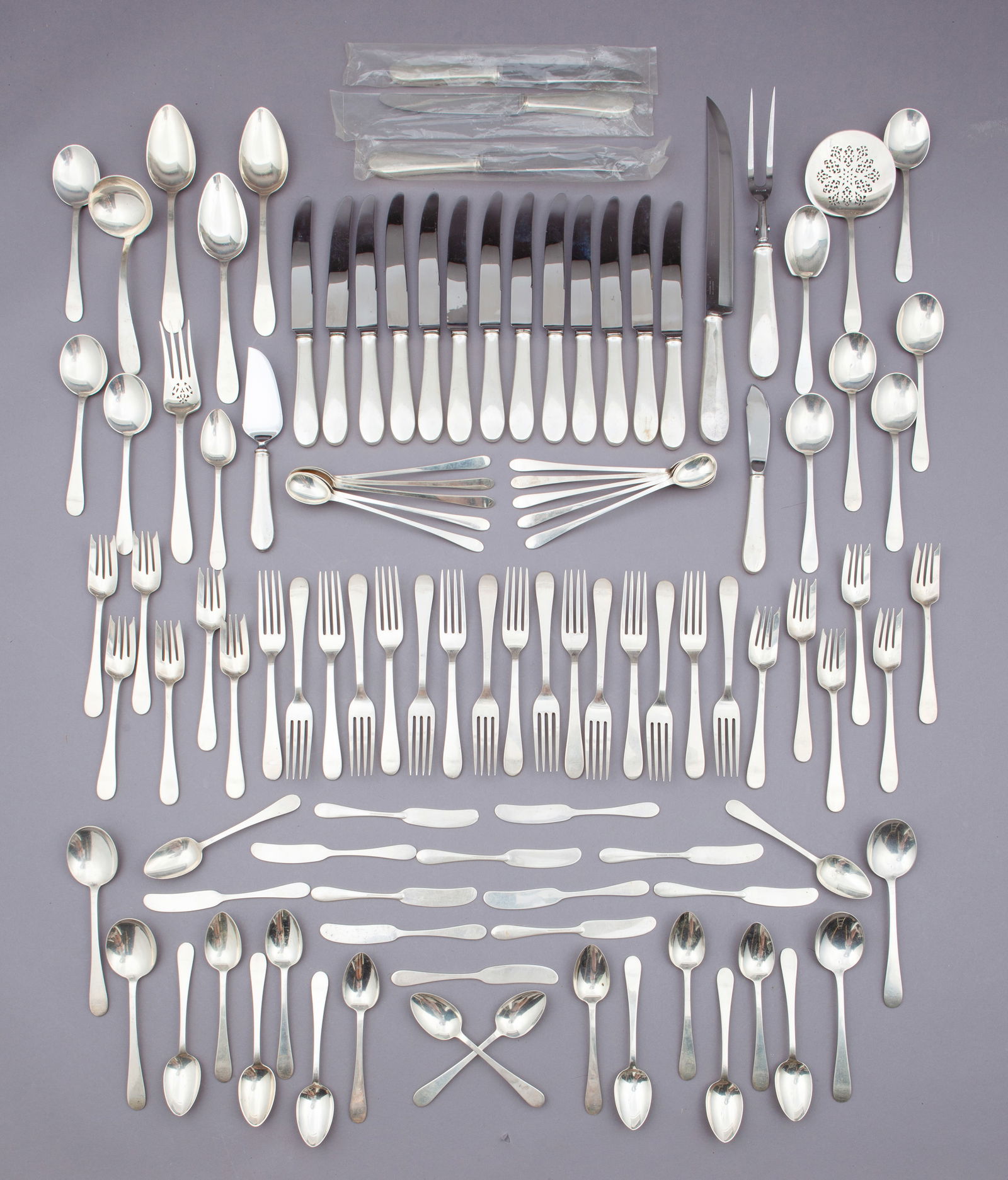 Tiffany & Co Sterling Faneuil Flatware Set 104 pcs (1 of 7)
