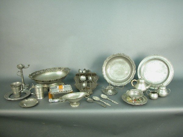 Assorted lot of (19) pieces of decorati