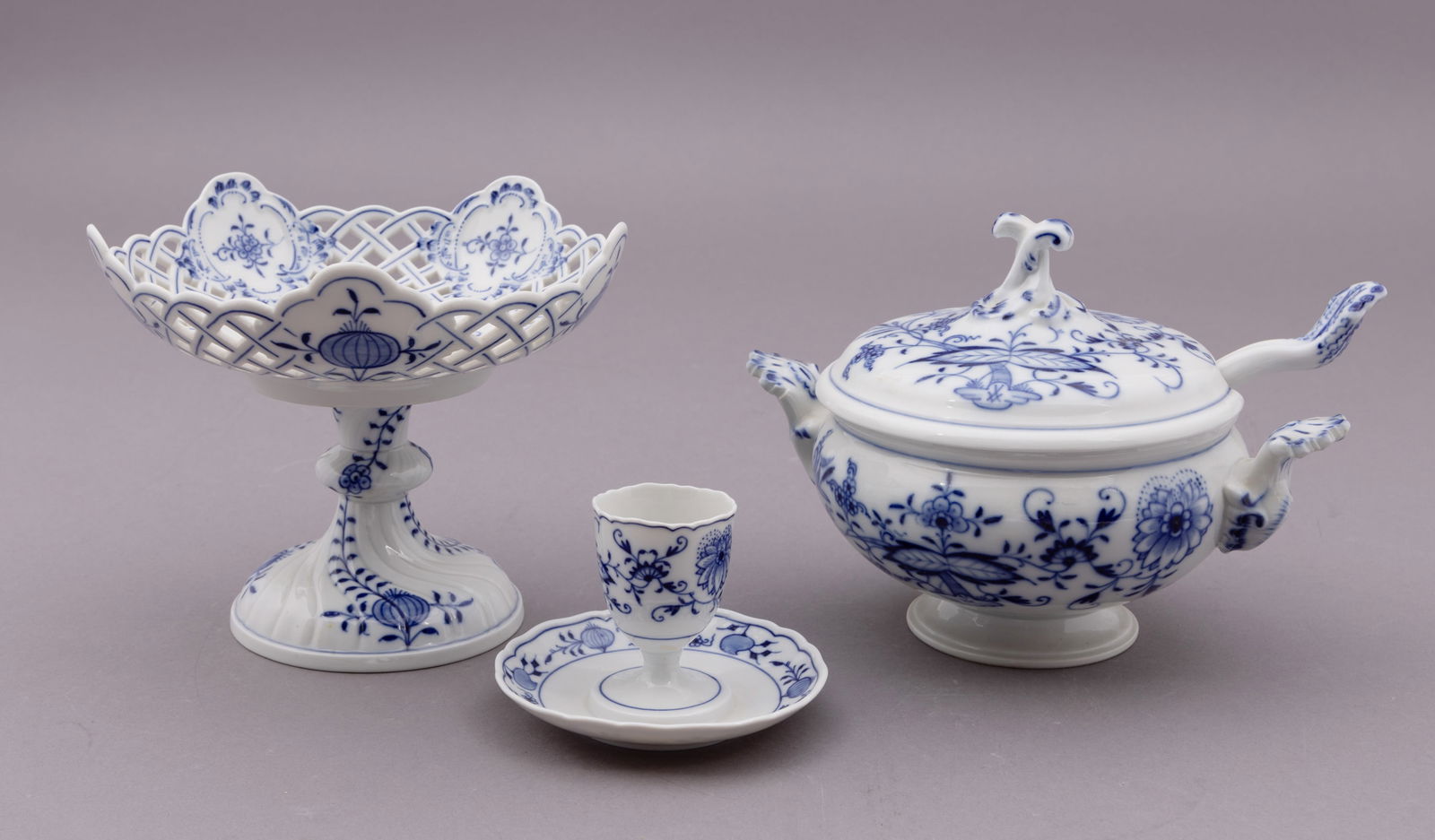 Set of Three Meissen Porcelain Onion Pattern Serving Set (1 of 11)