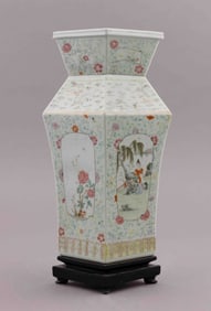 Chinese Quing Dynasty Famille Rose Baluster Vase