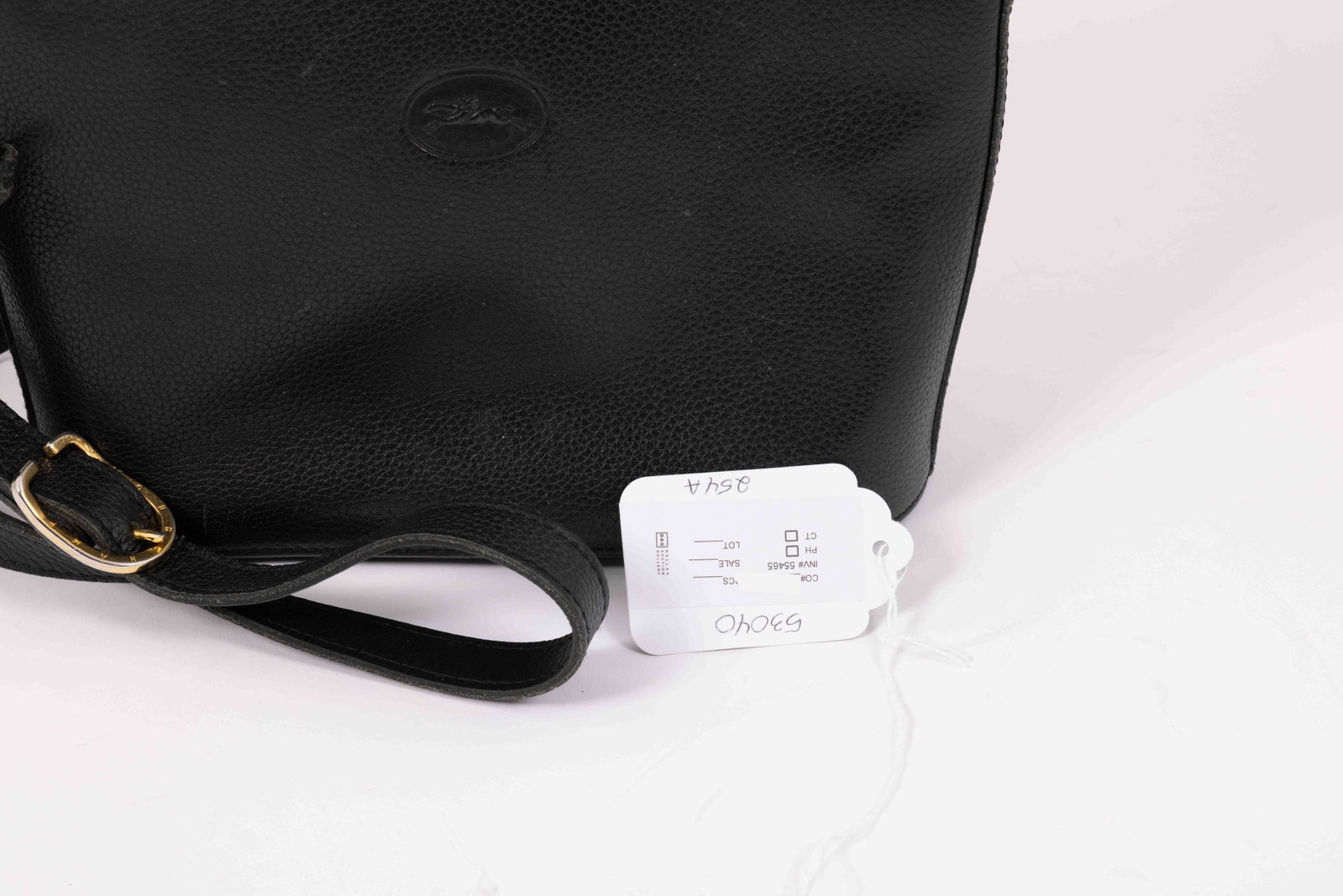 Ladies Vintage Longchamp Leather Purse: A lovely vintage Longchamp purse in black leather. Long shoulder strap with zipper closure. Comes with original dustbag. Condition: some scuffs to the leather.