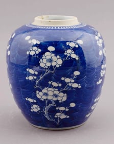Chinese Blue and White Ice-Crackle Jar of Kangxi