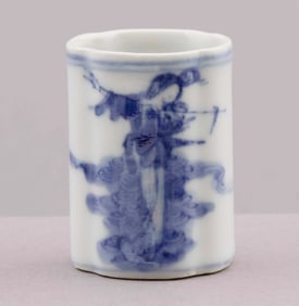 Chinese Blue and White Scalloped Porcelain Pot