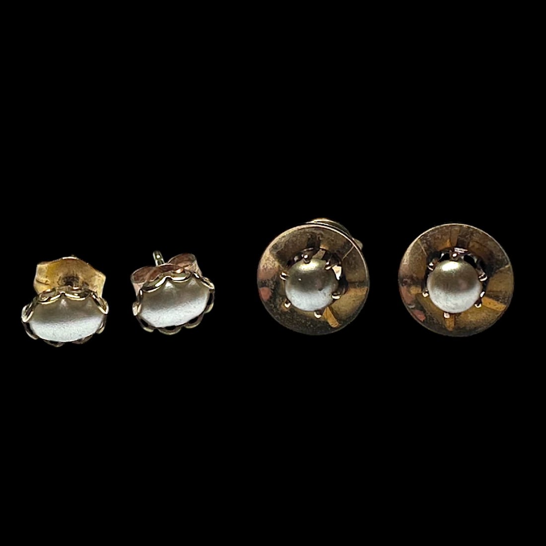 2 Pair of Ladies 14kt Pearl Earrings: 14kt yellow gold earrings with pearls. 2 pair for pierced ears. 1.71g Measuring H 1 x W 2 x D 2
