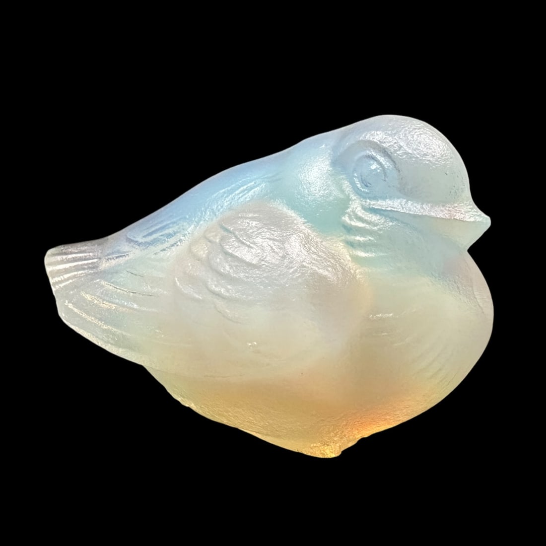 Sabino Opalescent Art Glass Sparrow: A cute art glass sparrow in opalescent glass. Measuring H 2 x W 2 x D 2 inches. In excellent condition.