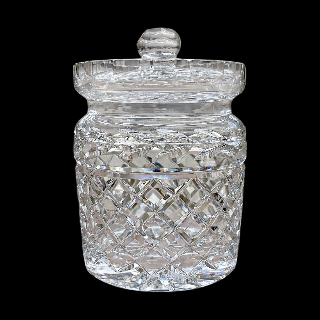 Waterford Glendore Biscuit Barrel: A beautiful Waterford Glendore biscuit barrel. Marked on the underside with the Waterford maker's mark. Measurements: H 7.5 x W 5 x D 5 inches Condition: No visible signs of damage or repair&nbs