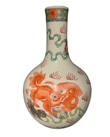 Vintage Chinese Porcelain Foo Dogs Vase