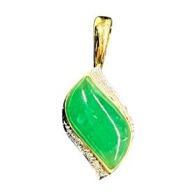 Ladies Vintage 14K Yellow Gold Jade and Diamond Pendant