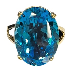Ladies Vintage 14K Yellow Gold and Blue Topaz Ring
