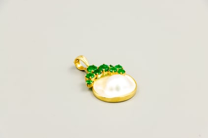 Ladies 14K Yellow Gold Emerald and Mabe Pearl Pendant