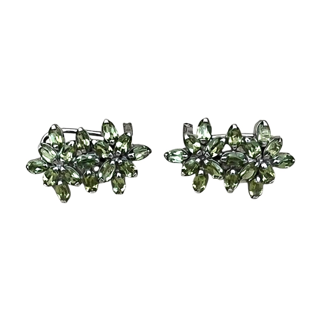 Ladies Pair of Peridot Earrings: A lovely pair of Peridot earrings, Clusters of stones to create a beautiful design set in .925 silver. Condition: Very Good Dimensions: H 1.25 x W .5 x D .5 inches