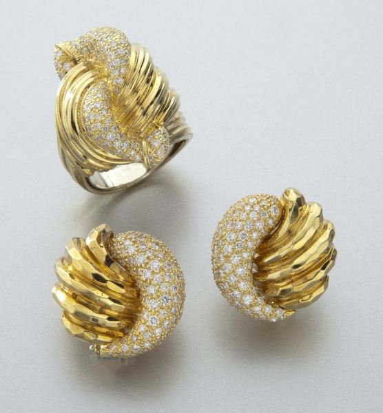 2 Pcs. Henry Dunay 18K gold and diamond jewelry: 2 Pcs. Henry Dunay 18K gold and diamond jewelry including: (1)18K gold and diamond dinner ring in a knot design, mounted with 165 round brilliant cut diamonds, 1.0 cts. approximate total, G-H color, V