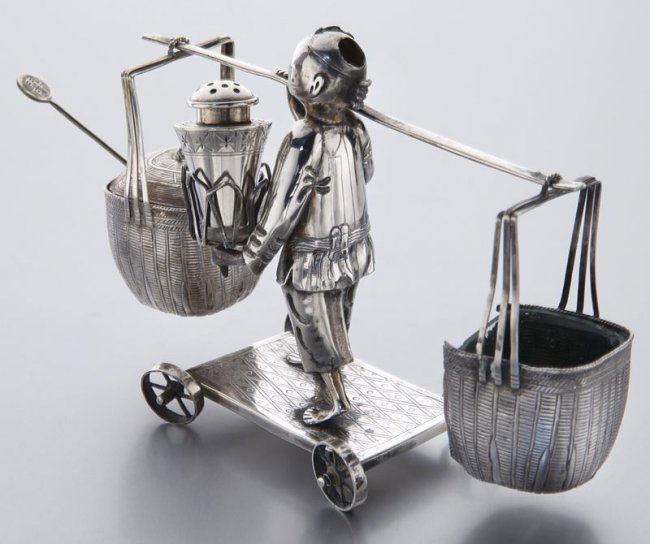 Hung Chong Chinese silver figural condiment set Lot 3