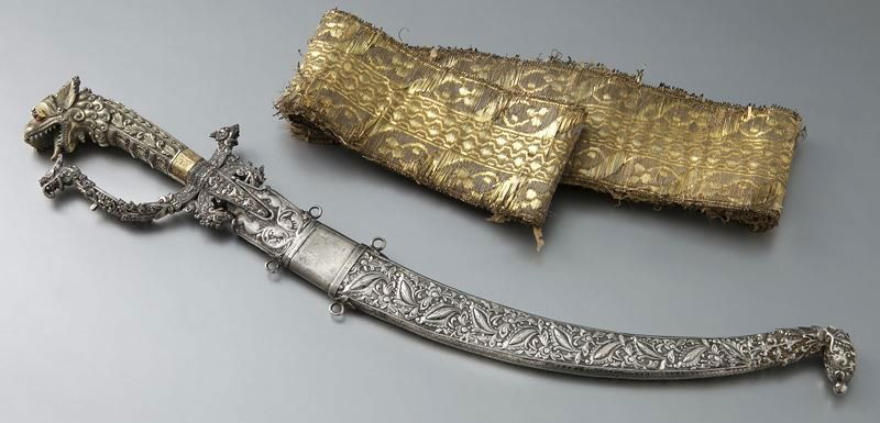 Sinhalese (Sri Lanka) silver Kastane (sword),: Sinhalese (Sri Lanka) silver Kastane (sword), the single edge European blade mounted with highly ornamental silver and gilt dragon's head decorations adorning the pommel, quillons and knuckle guard, t