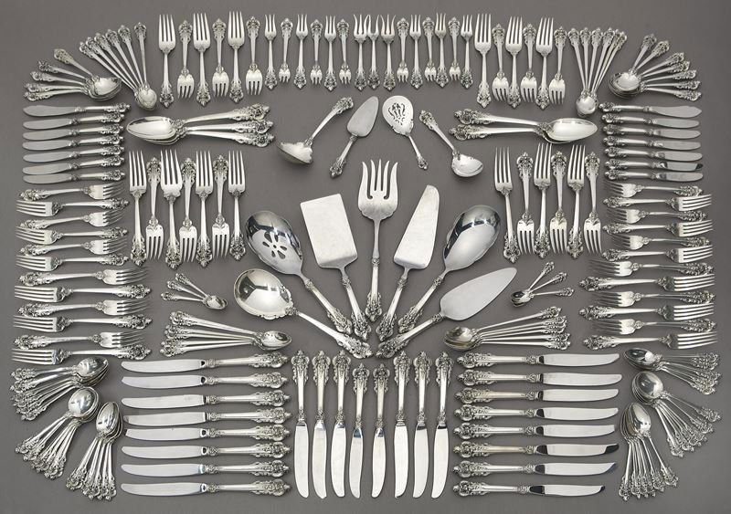 185 Pcs. Wallace "Grande Baroque" sterling: 185 Pcs. Wallace "Grande Baroque" sterling the flatware service comprising: (15) dinner forks; (24) salad forks; (21) dinner knives; (3) luncheon knives; (2) fish knives; (14) table spoons; (10) soup