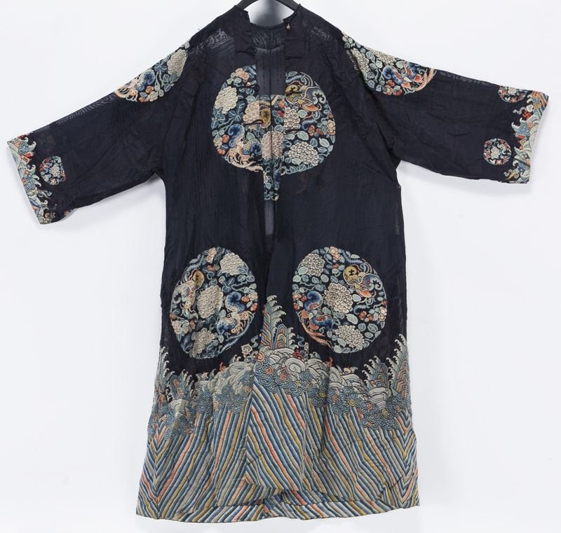 Chinese Qing embroidered robe (1 of 7)
