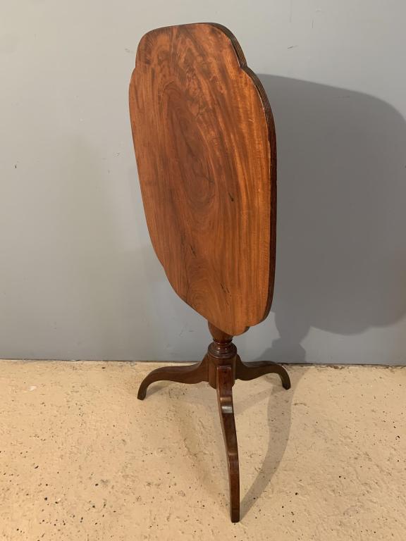 Tilt-top table: Tilt-top table W 25" D 31" H 28"