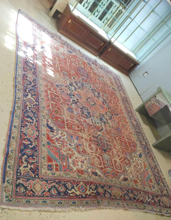 Oriental (Heriz) Carpet  -  9' 4"  X  12' 4" (1 of 9)