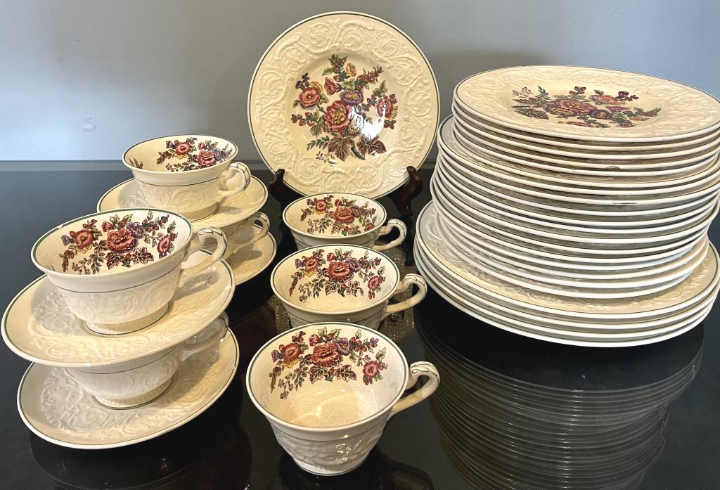 34 Piece Wedgewood Patrician Dinnerware Set (1 of 6)