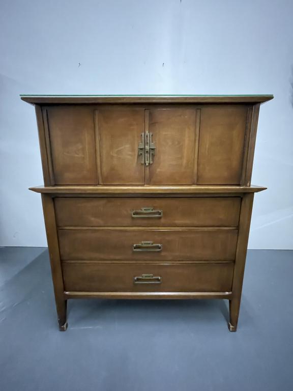 Mid Century Modern Chest of Drawers (1 of 4)