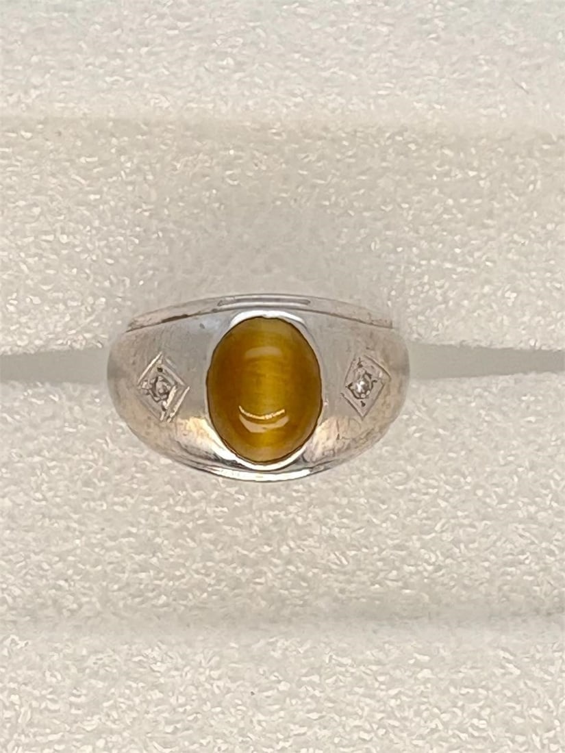 14K White Gold Catseye Ring: 14K White Gold Catseye Ring Ring Size 8.25. 9 grams.