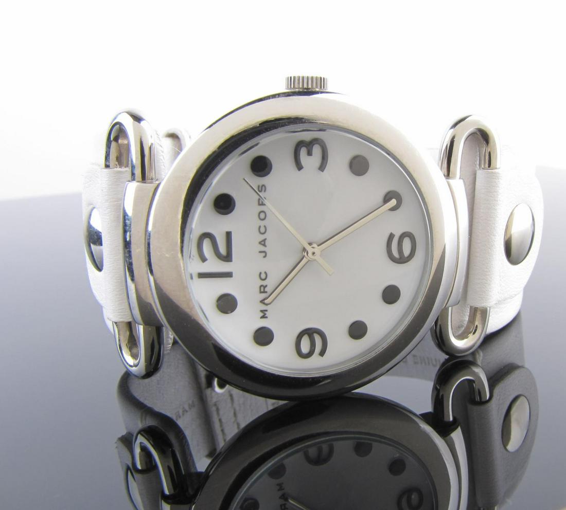 Marc Jacobs MBM 1000 Wristwatch: A Marc Jacobs MBM 1000 fashion wristwatch, stainless steel, white leather strap, white dial with black dot and numerical markers, stainless hour, minute and second hands, stainless accents on band, me