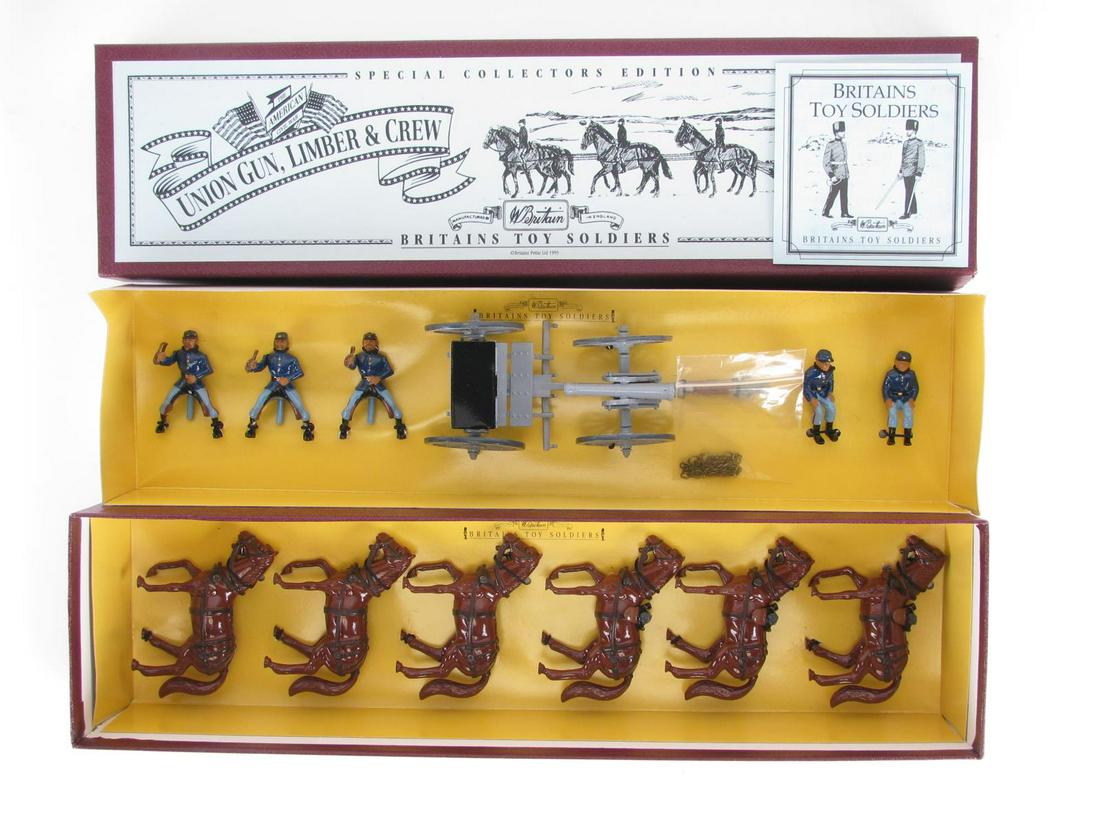 Britains #8869 Union Gun, Limber & Crew: Britains #8869 Union Gun, Limber & Crew, Union horse drawn limber with gun & crew. 13 pieces with bag of chains. special collectors edition, In original box (corner of lid torn) ca.1995.