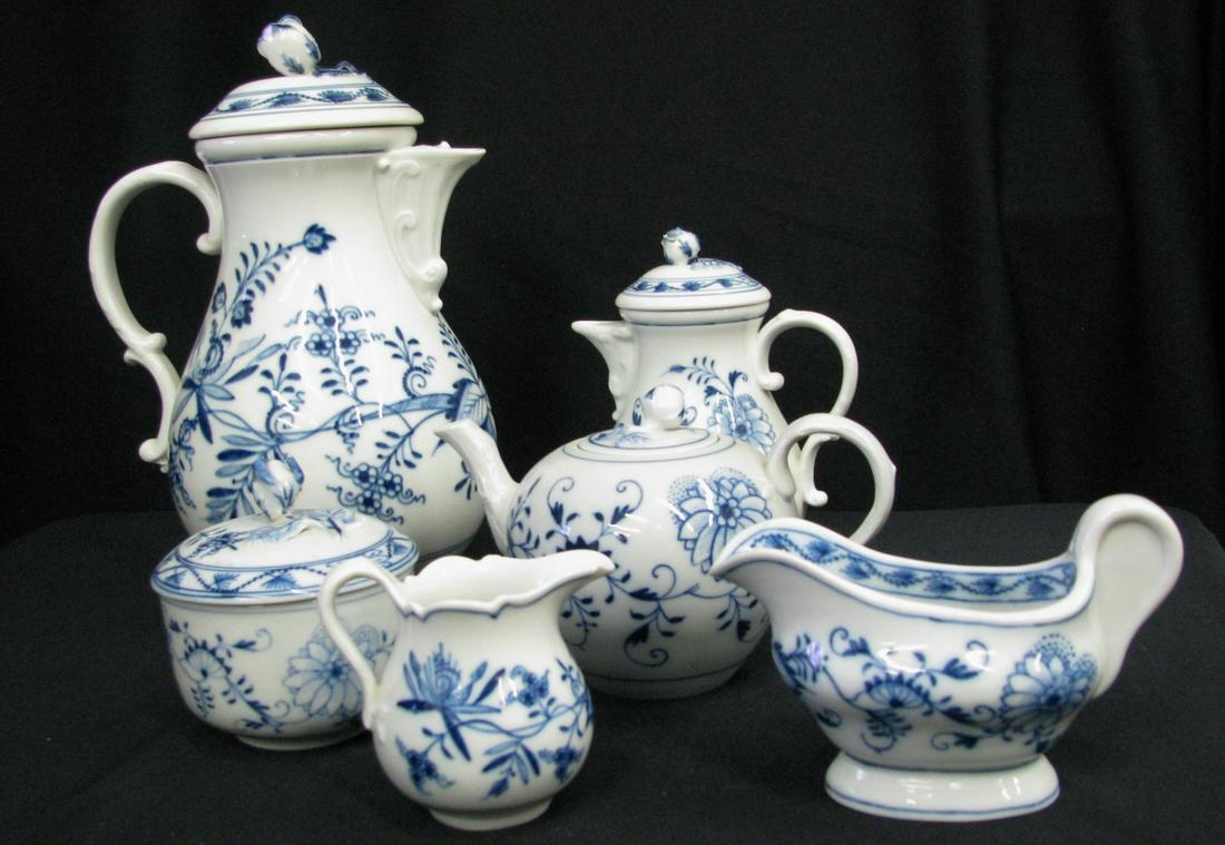 Meissen Blue Onion Coffee and Tea Service Items: Meissen Blue Onion coffee and tea service items including a coffee pot with lid and flower finial, 1924-1934 crossed swords blue mark; a 3" creamer (chipped); a creamer with solid handle; a lidded sug