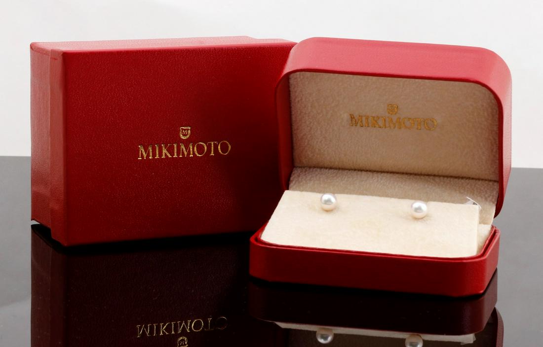 MIKIMOTO CULTURED PEARL STUD EARRINGS: A pair of Mikimoto 6mm cultured pearl stud earrings in 18K yellow gold posts