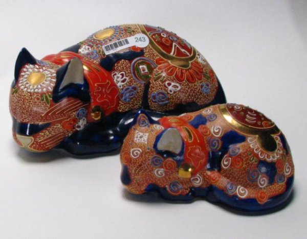Kutani Cat and Kitten: Kutani cat and kitten, gold and enamel decorated, cat with incised mark and kitten with artist initials