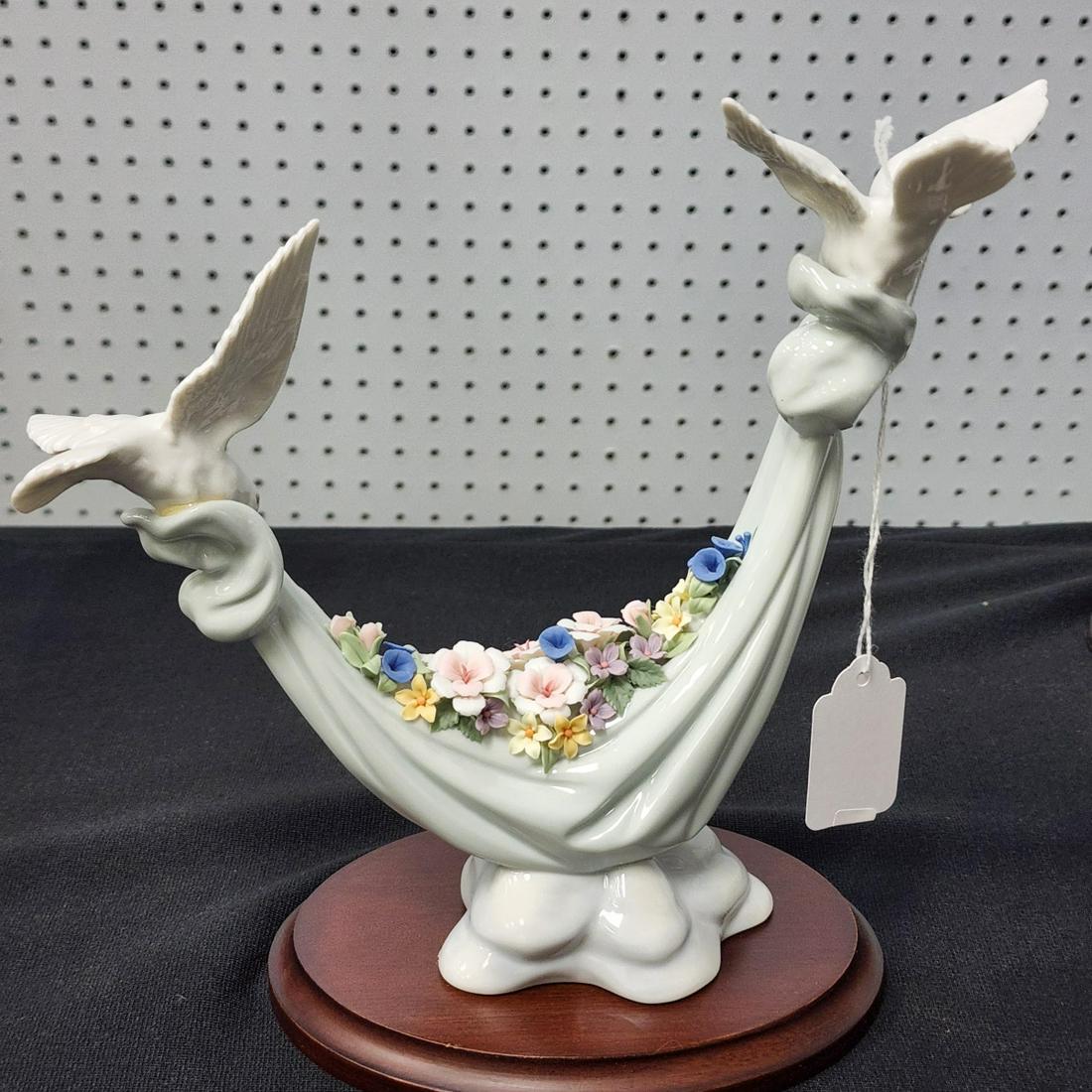 Lladro "Petals of Peace" Doves Figurine: Lladro "Petals of Peace" doves figurine, #6579, gloss finish, Height 8.661 inches, Depth 10 inches, Width 2.5 inches. Gloss finish, Sculptor Antonio Ramos. With unattached wood plinth