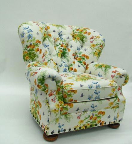 Pair of Upholstered Flexsteel Club Chairs: Pair of Flexsteel club chairs, with white and floral upholstery, button tufted backs