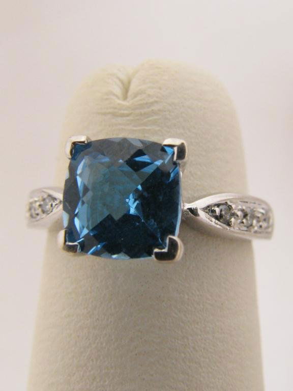 Lady's 14K WG Ring, Blue Topaz & Accent Diamonds: Lady's 14K white gold ring, blue topaz & accent diamonds