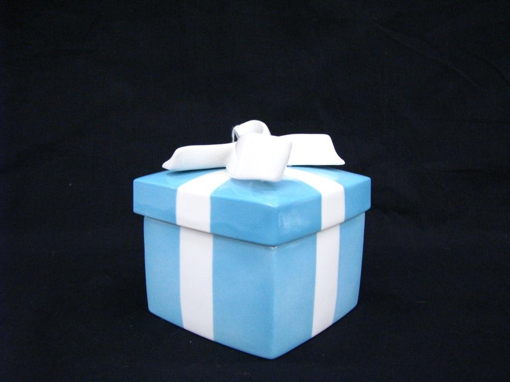 Tiffany 'Gift Box' Porcelain Dresser Jar: Tiffany and Co porcelain lidded dresser jar, gift box design